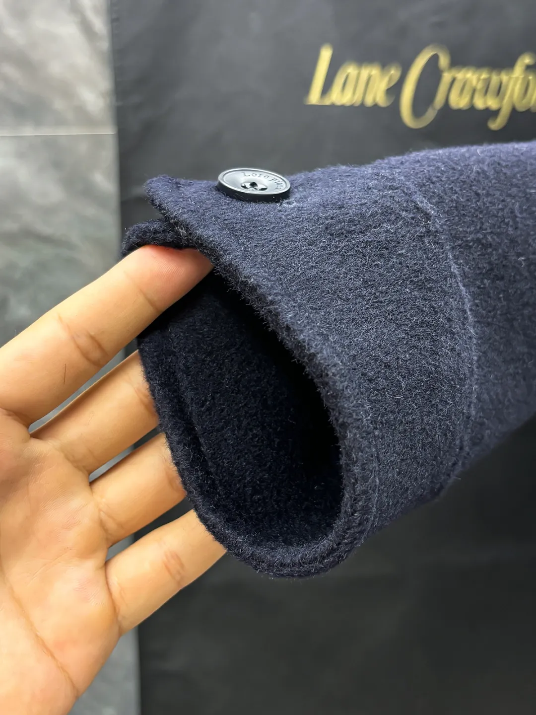 (Purely handmade) LP & Nuoyoupanya Premium men’s wardrobe must-have pure handmade cashmere wool coat. Each piece is sewn by hand. Seamless inside. Regarding style and design: If the long coat made of woolen material is too picky about "hardware" and "software", then this group of short coats is enough to accommodate. The streamlined small lapels and straight micro silhouette make the overall style minimalist and youthful at the same time. About the fabric and technology: It is made of 80 wool, 10% mulberry silk, 10% cashmere. The wool is specially processed by imported equipment from Italy, which makes the texture of the cloth quite excellent, with a fluffy and saturated velvet texture. The fabric is soft, delicate and high-end, and the garments have super wrinkle resistance. The entire jacket is hand-sewn by a master craftsman stitch by stitch, and is produced with great ingenuity. Dark stitches are used to outline the edges and three-dimensional contours, keeping the garment minimalist while showing the craftsmanship value. Every stitch and proportion is carefully arranged. Sizes: S-2XL